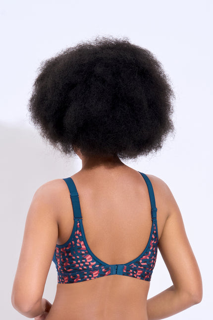 Back closure sports bra